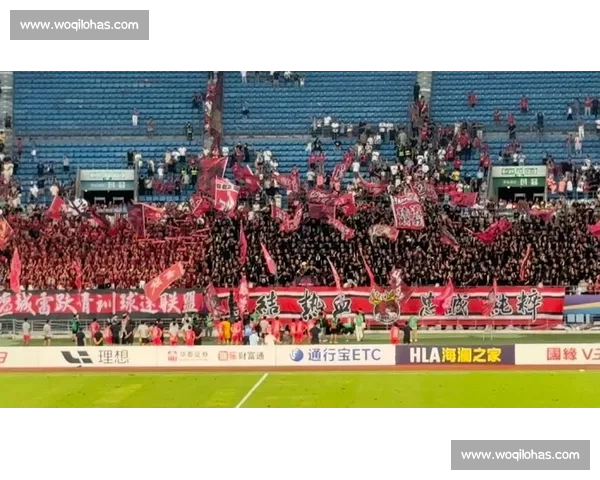 苏超尾声潮未退:三大联赛里的球迷真心 苏超尾声潮未退:三大联赛里的球迷真心